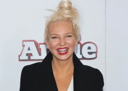 Dziedātājas Sias vīrs pieprāsa viņai uzturlīdzekļus - 250 tūkstošus dolāru mēnesī.