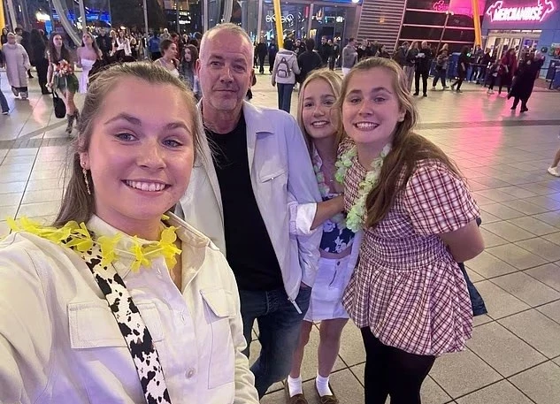 Fans Darens Trenčards ar meitām.