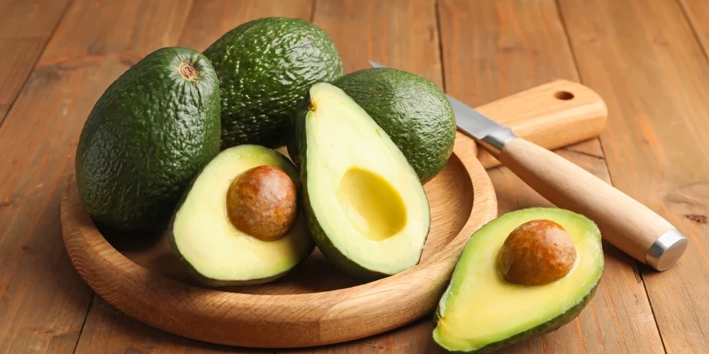 Сообщения о том, что авокадо якобы вреден для человека, — это распространённый миф в соцсетях. На самом деле этот продукт безопасен, полезен и может быть частью сбалансированного питания.