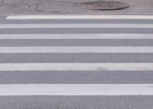 Neregulējamas gājēju pārejas ir ierīkotas divos Jelgavas krustojumos, lai uzlabotu gājēju, īpaši skolēnu, drošību.