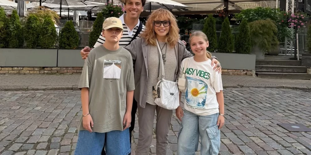 Максим Галкин, Алла Пугачева и их дети на Домской площади в Риге.