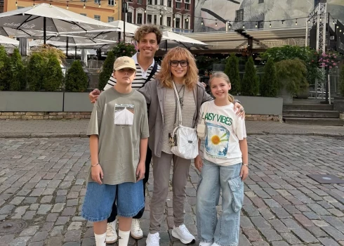 Максим Галкин, Алла Пугачева и их дети на Домской площади в Риге.