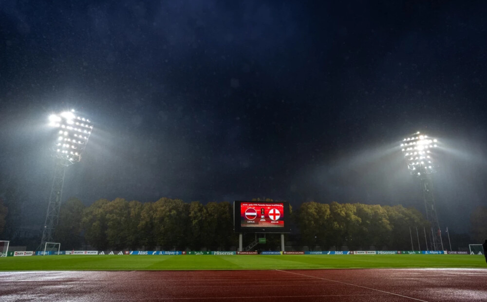 Vairāk koku nekā cilvēku. Slavenais angļu futbola jūtuberis sarkastiski izsakās par Daugavas stadionu