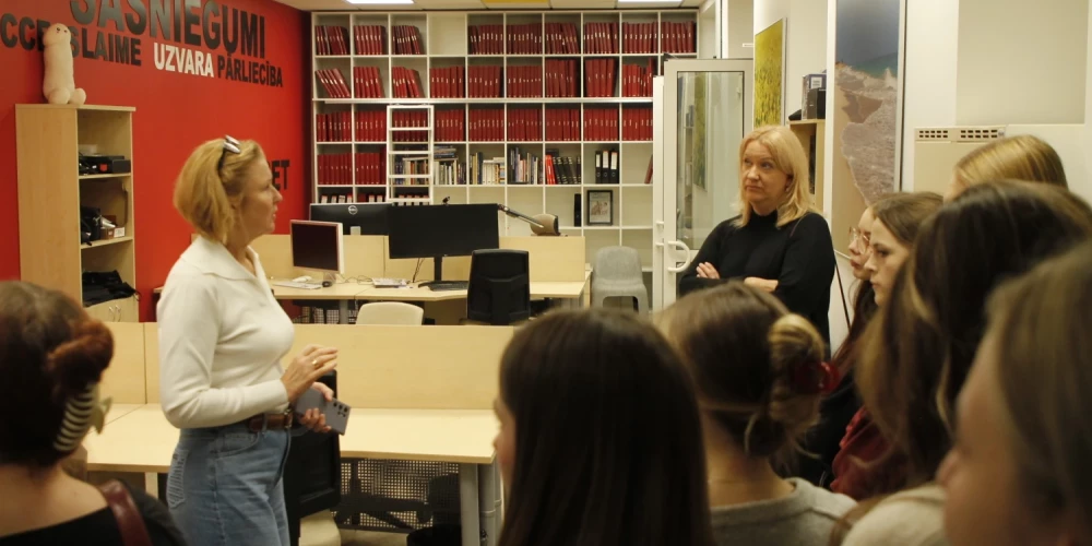 Atvērto durvju dienā uzņēmām 30 skolēnus un studentus, kuri interesējās par žurnālista, mārketinga speciālista, lietveža, biroja vadītāja un ziņu redaktora darbu!