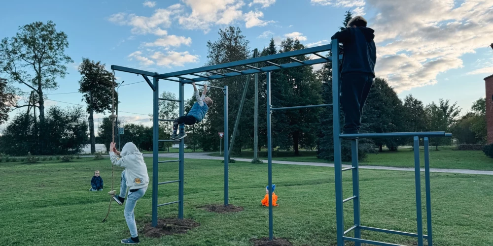 Sēļu ciemā uzstādīts āra sporta komplekss.