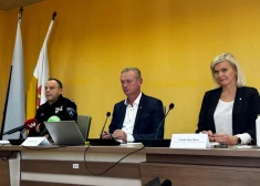 Bauskas novada pašvaldības policijas priekšnieks Egīls Gailis, Bauskas novada domes priekšsēdētājs Aivars Mačeks un Domes priekšsēdētāja vietniece komunikācijas un sociālajos jautājumos Linda Abu Meri 13. oktobrī piedalās sanāksmē, kurā informē par suņu nošaušanas apstākļiem (foto: Bauskas novada pašvaldība)