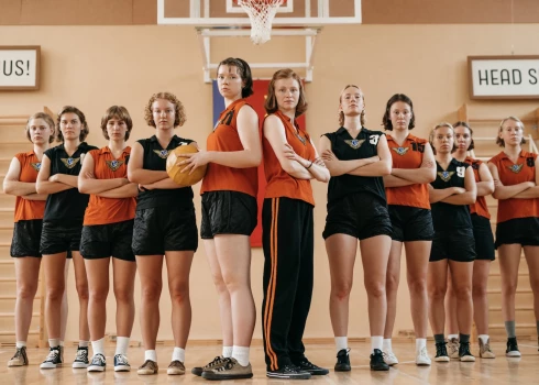 Spēlfilma balstīta uz patiesiem notikumiem 20. gadsimta vidū, kad padomju varas okupētajā Rīgā tapa sieviešu basketbola komanda “TTT”, kas drīz vien kļuva par Eiropas un pasaules basketbola fenomenu. 