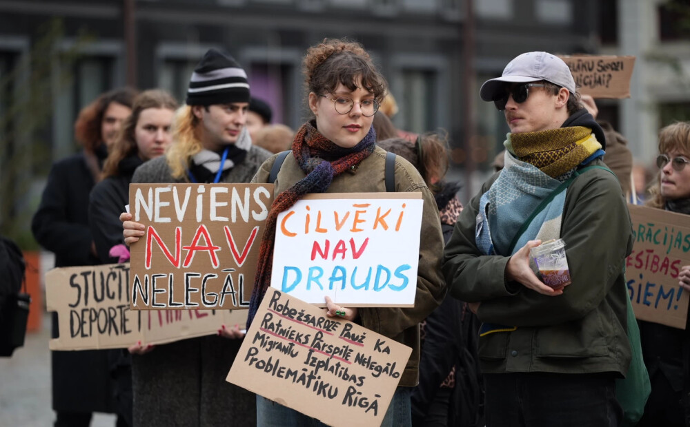 FOTO: ar saukli “Nav robežu, nav nāciju!” pie Rīgas domes pulcējas imigrantu aizstāvji