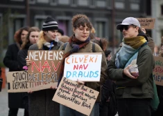 FOTO: ar saukli “Nav robežu, nav nāciju!” pie Rīgas domes pulcējas imigrantu aizstāvji