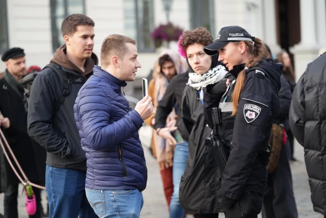 Policija apspriežas ar vīrieti.