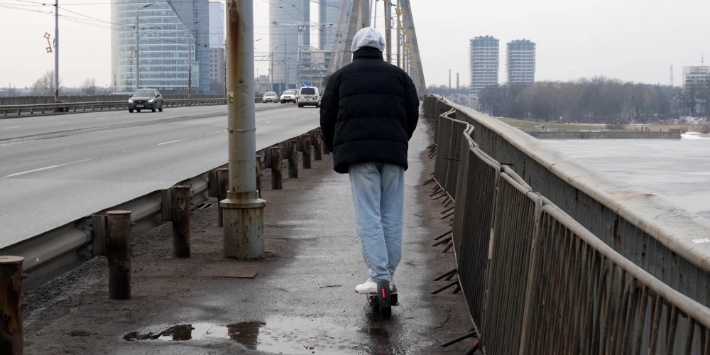 Вантовый мост остро нуждается в ремонте, который никак не могут начать.