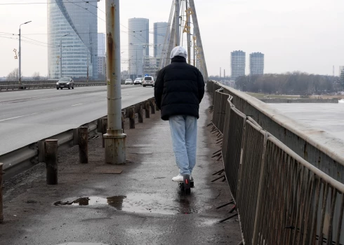 Вантовый мост остро нуждается в ремонте, который никак не могут начать.