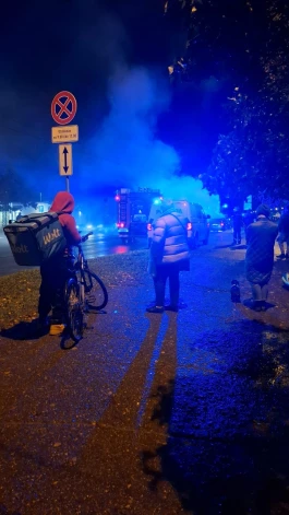 Noparkotā automašīna sākotnēji dūmoja, bet pēc tam strauji aizdegās.