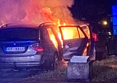 Purvciemā deg mašīna.