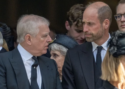 Princis Viljams neparādīja laipnu vaigu onkulim princim Endrū, kad abi publiski satikās Kentas hercogienes bērēs šā gada 16. septembrī.