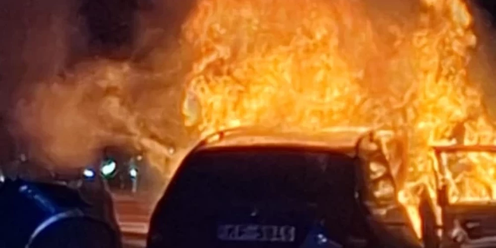 Горящий автомобиль.