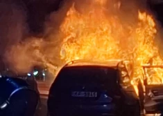 ВИДЕО: в Пурвциемсе внезапно загорелась машина