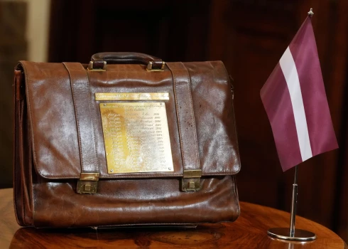 Parlaments ceturtdien, 16. oktobrī, ārkārtas sēdē lems par nākamā gada un vidēja termiņa valsts budžeta projekta un to pavadošo likumprojektu nodošanu izskatīšanai Saeimas komisijās.