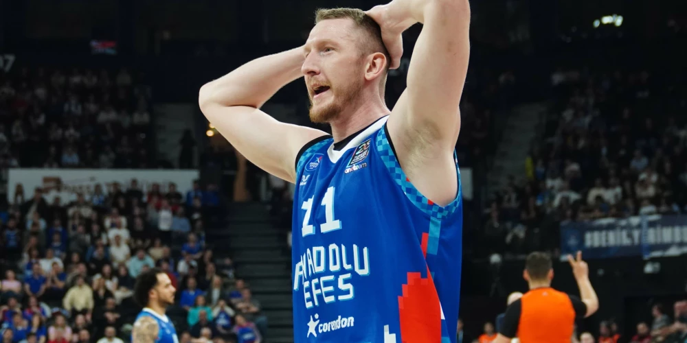 Pēdējās dienās tika mēļots, ka Rolands Šmits varētu pārcelties uz Vitorijas "Baskonia", ko pārstāv arī Rodions Kurucs.