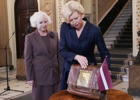 Saeimas priekšsēdētāja Daiga Mieriņa (no kreisās) un Saeimas Budžeta un finanšu (nodokļu) komisijas priekšsēdētāja Anda Čakša piedalās pasākumā Saeimā, kurā finanšu ministrs iesniedz sagatavoto 2026. gada valsts budžeta likumprojektu izskatīšanai parlamentā.