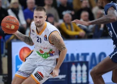 VIDEO: Latvijas basketbolists Šķēle izdara pāri mazai meitenei, bet ātri steidz situāciju labot
