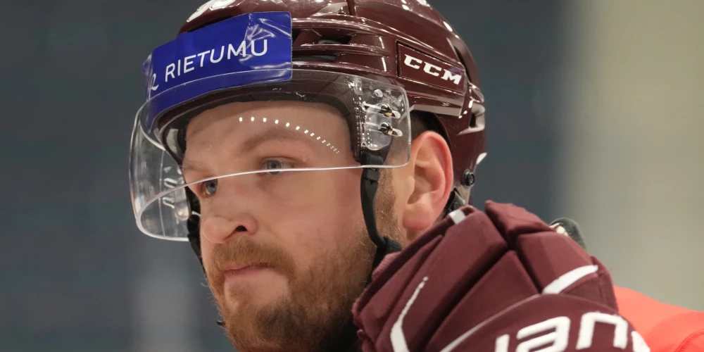 Latvijas hokeja izlases uzbrucējs Oskars Batņa.