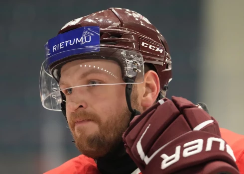 Latvijas hokeja izlases uzbrucējs Oskars Batņa.