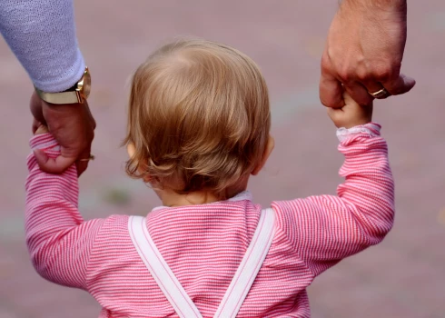 Latvijas iedzīvotāju skaits sarūk.