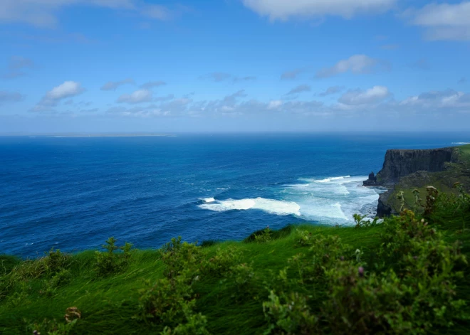 Milzīga "brūna svītra" izstiepusies pāri okeānam: zinātnieki ceļ trauksmi