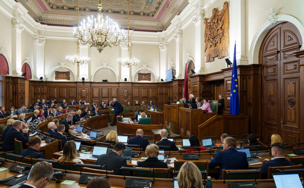 Opozīcija brīdina par “haltūru”, valdība sola stabilitāti – Saeimā sākas 2026. gada budžeta izskatīšana