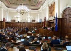 Opozīcija brīdina par “haltūru”, valdība sola stabilitāti – Saeimā sākas 2026. gada budžeta izskatīšana