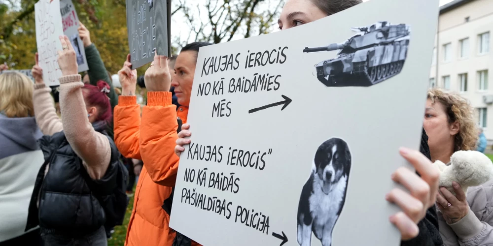 Pie Bauskas novada pašvaldības policijas ēkas notiek pikets, kurā prasa policijas priekšnieka Egīla Gaiļa atlaišanu.