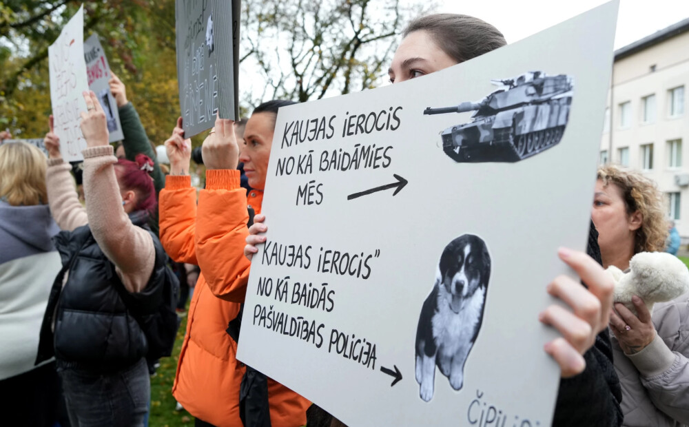 VIDEO: “Tu esi mans draugs…” ar asarām acīs suņu mīļi Bauskā dzied un protestē pret pašvaldības un policistu neizdarību saistībā ar neseno suņu nošaušanu