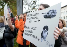 VIDEO: “Tu esi mans draugs…” ar asarām acīs suņu mīļi Bauskā dzied un protestē pret pašvaldības un policistu neizdarību saistībā ar neseno suņu nošaušanu