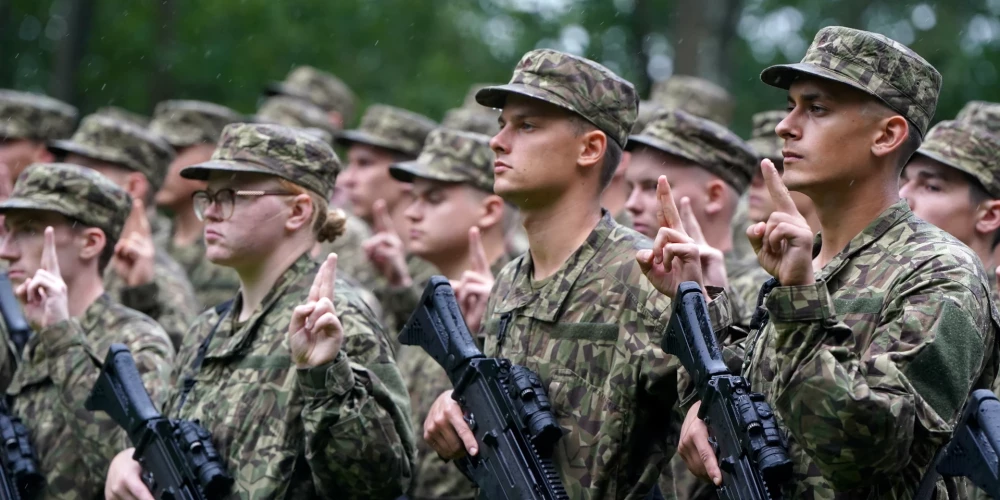 Paredz lielākas piemaksas dimplomātiem un karavīriem riska zonās.