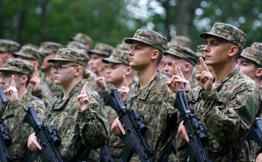 Saeima pieņem grozījumus atlīdzības likumā, palielinot piemaksas diplomātiem un karavīriem