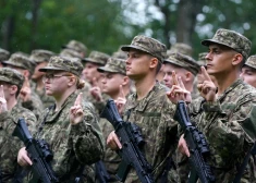 Saeima pieņem grozījumus atlīdzības likumā, palielinot piemaksas diplomātiem un karavīriem