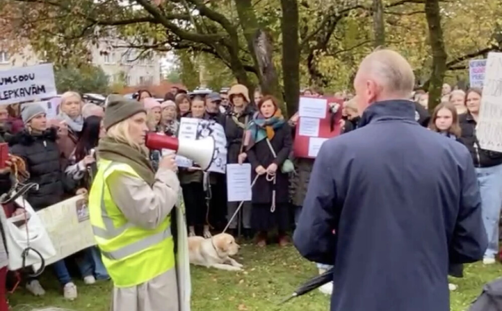 Iedzīvotāji piketā Bauskā strostē mēru. "Mēs vēlamies taisnību un atbildību!" VIDEO
