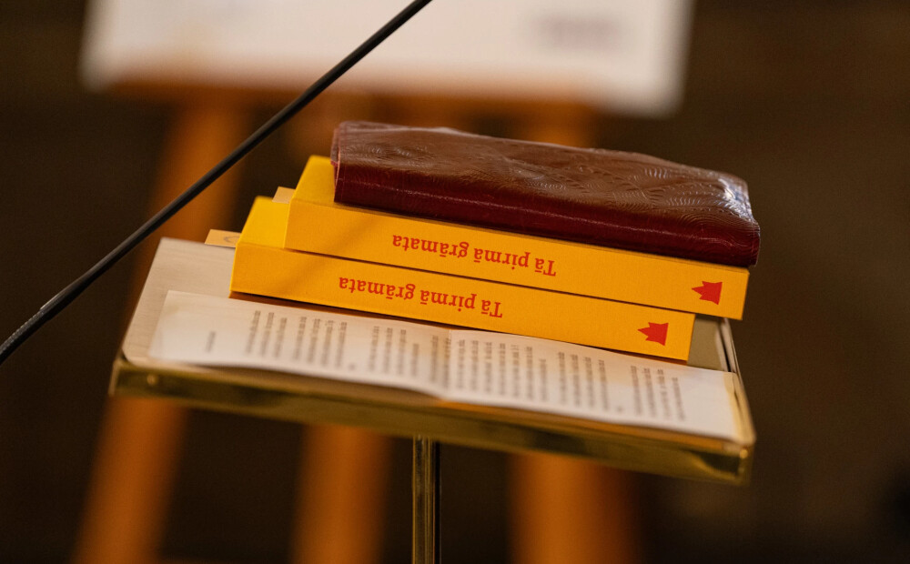 FOTO: Saeimā atklāj pirmās latviešu valodā iespiestās grāmatas 500. gadadienai veltītu izstādi