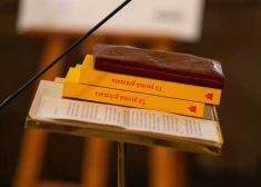 FOTO: Saeimā atklāj pirmās latviešu valodā iespiestās grāmatas 500. gadadienai veltītu izstādi