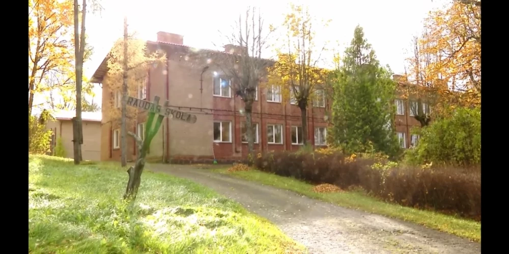 Raudas skola. Ekrānuzņēmums no Youtube
