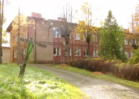 Raudas skola. Ekrānuzņēmums no Youtube
