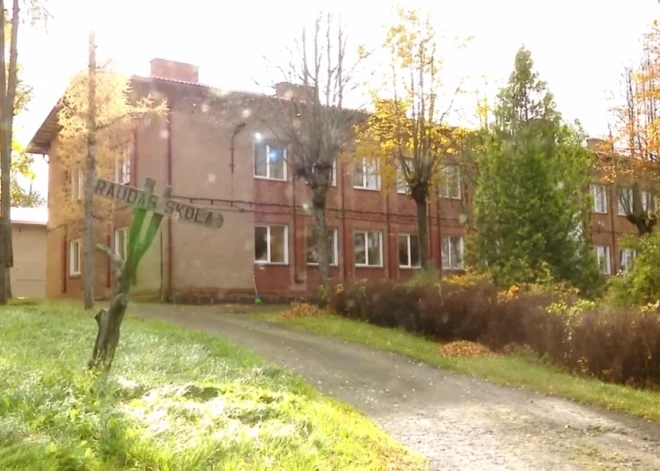 Slēgtajā Raudas skolā ierīkos patvēruma meklētāju centru, taču vietējie var neuztraukties