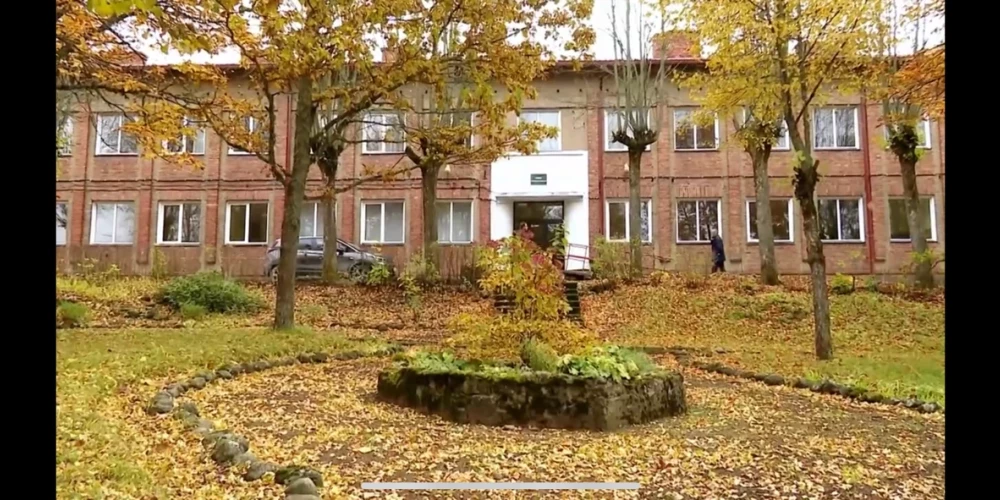 Jau tuvākajā laikā Lietuvas pierobežā, Augšdaugavas novada Šēderes pagastā, slēgtā Raudas skolas ēka atkal tiks atvērta. Tur ierīkos patvēruma meklētāju īslaicīgās uzturēšanās centru.