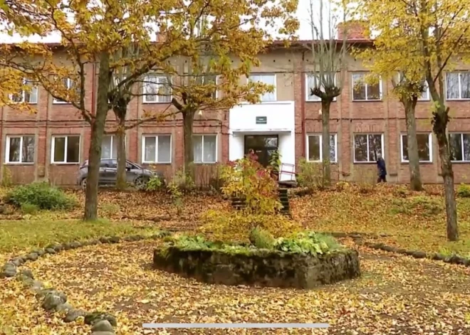 Jau tuvākajā laikā Lietuvas pierobežā, Augšdaugavas novada Šēderes pagastā, slēgtā Raudas skolas ēka atkal tiks atvērta. Tur ierīkos patvēruma meklētāju īslaicīgās uzturēšanās centru.