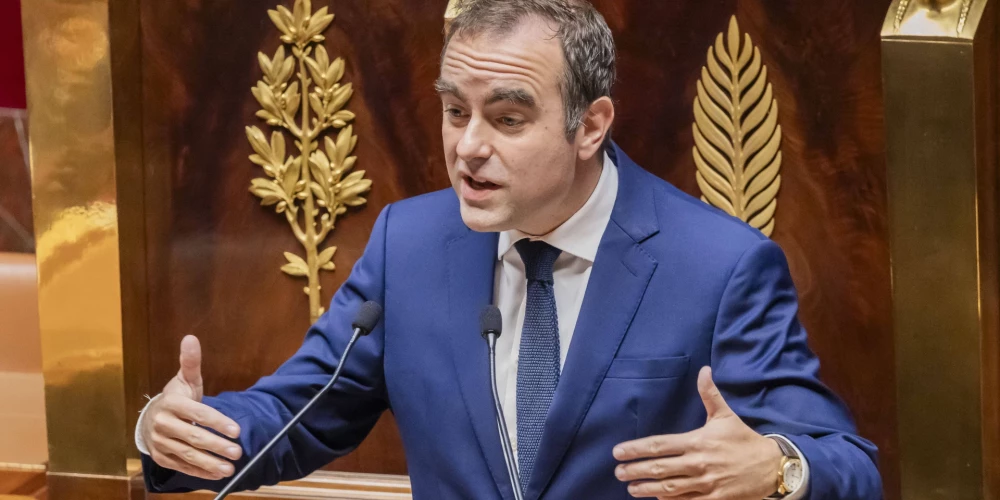 Francijas premjerministrs Sebastjēns Lekornī uzstājas parlamentā