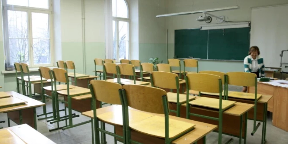 Lielākajā daļā jeb divās trešdaļās izglītības iestāžu pāreja uz mācībām tikai latviešu valodā norit atbilstoši plānam, bet trešdaļā skolu konstatētas grūtības.