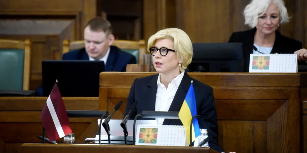 Saeimas Budžeta un finanšu (nodokļu) komisijas priekšsēdētāja Anda Čakša (JV) Saeimas tribīnē