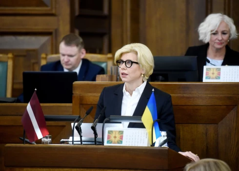 Saeimas Budžeta un finanšu (nodokļu) komisijas priekšsēdētāja Anda Čakša (JV) Saeimas tribīnē