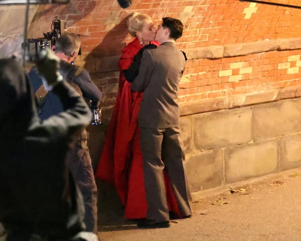 Tā tiek filmēta Gvinetas Paltrovas un Timorija Šalamē skūpsta aina filmai “Marty Supreme”.